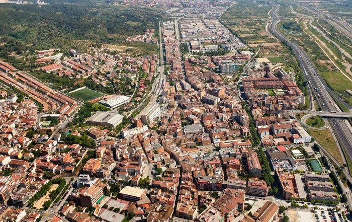 EQUIPO DE MUDANZAS LA SEDA CARGANDO MUEBLES EN UNA CALLE DE MOLINS DE REI CON CAMIÓN MARCADO