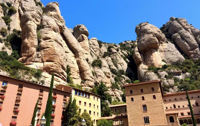 L'équipe de déménagement de La Seda charge des meubles dans une rue d'Olesa de Montserrat avec un camion identifié.