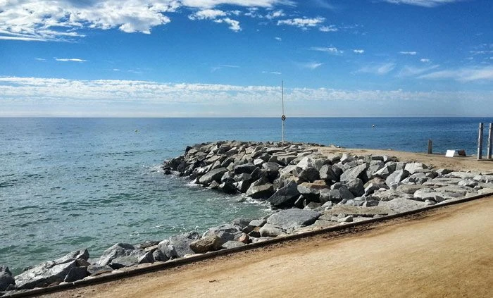 EQUIPO DE MUDANZAS LA SEDA CARGANDO MUEBLES EN UNA CALLE DE PREMIÀ DE MAR CON CAMIÓN MARCADO