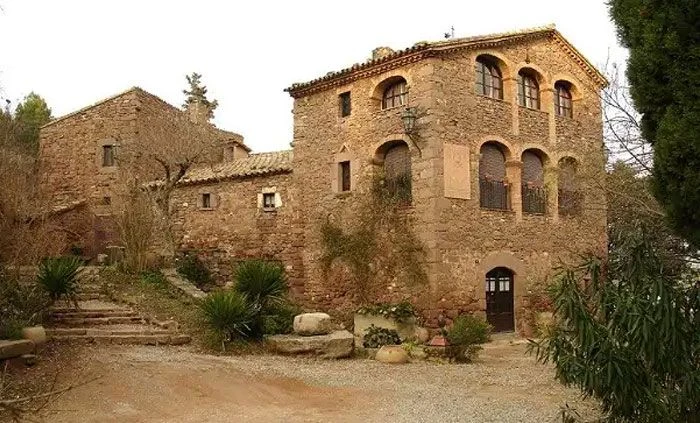 EQUIPO DE MUDANZAS LA SEDA CARGANDO MUEBLES EN UNA CALLE DE SANT JOAN DE VILATORRADA CON CAMIÓN MARCADO