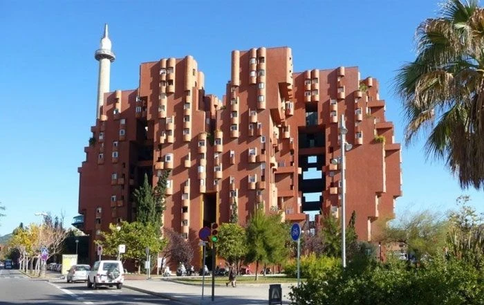EQUIPO DE MUDANZAS LA SEDA CARGANDO MUEBLES EN UNA CALLE DE SANT JUST DESVERN CON CAMIÓN MARCADO