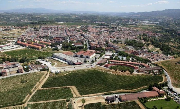 EQUIPO DE MUDANZAS LA SEDA CARGANDO MUEBLES EN UNA CALLE DE SANT SADURNÍ D'ANOIA CON CAMIÓN MARCADO