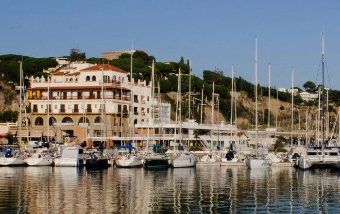 OPERARIOS DE MUDANZAS LA SEDA CON PLATAFORMA ELEVADORA EN UNA CALLE ESTRECHA DEL CASCO DE ARENYS DE MAR