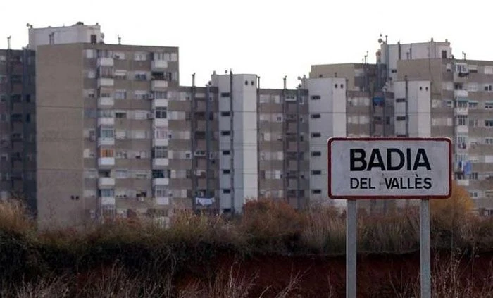 OPERARIOS DE MUDANZAS LA SEDA CON PLATAFORMA ELEVADORA EN UN BLOQUE ALTO DE BADIA DEL VALLÈS