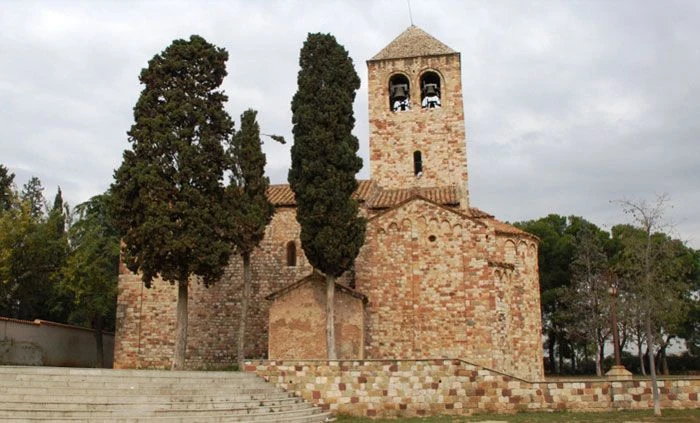 CAMIÓN Y OPERARIOS DE MUDANZAS LA SEDA ANTE UNA NAVE DE UN POLÍGONO DE BARBERÀ DEL VALLÈS