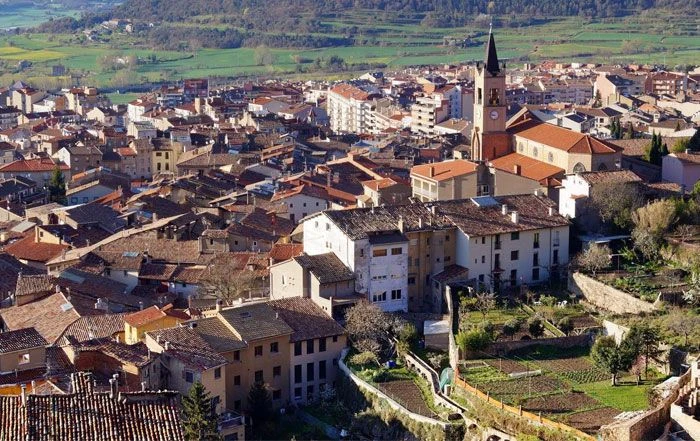 CAMIÓN DE MUDANZAS LA SEDA EN EL CASCO ANTIGUO DE BERGA, AL PIE DE LA MONTAÑA DE QUERALT
