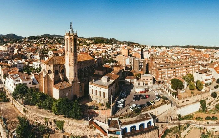 OPERARIOS DE MUDANZAS LA SEDA CON FURGÓN EN UNA CALLE ESTRECHA DEL CASCO HISTÓRICO DE CALDES DE MONTBUI