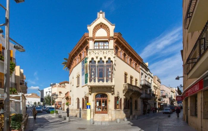 CAMIÓN DE MUDANZAS LA SEDA EN CANET DE MAR, CUNA DEL MODERNISMO EN EL MARESME