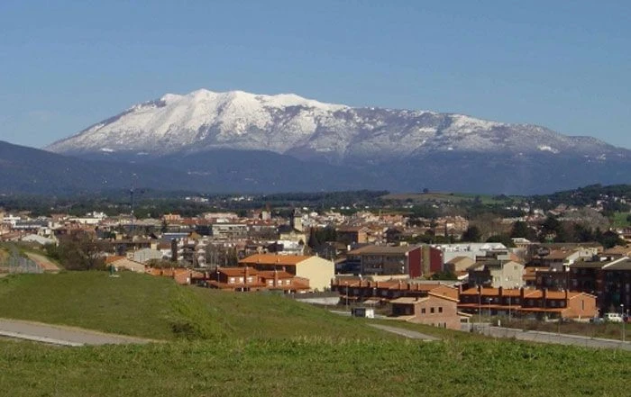 CAMIÓN DE MUDANZAS LA SEDA EN CARDEDEU, ENTRE TORRES DE VERANEO DEL VALLÈS ORIENTAL