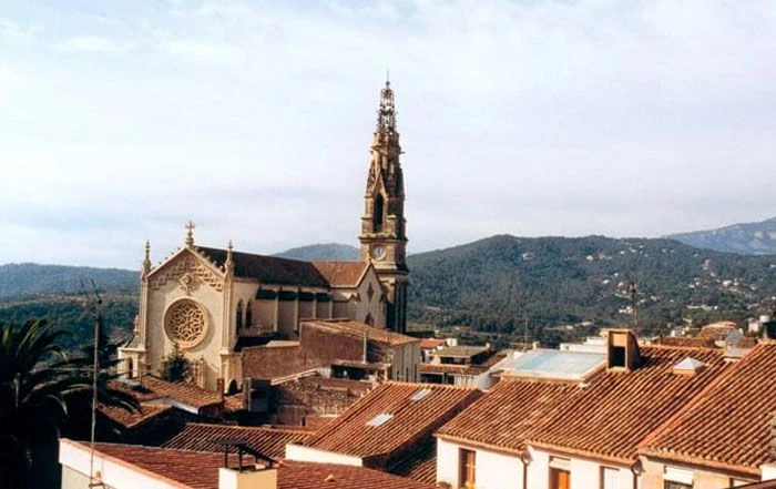 CAMIÓN DE MUDANZAS LA SEDA EN CASTELLAR DEL VALLÈS, CON SANT LLORENÇ DEL MUNT AL FONDO