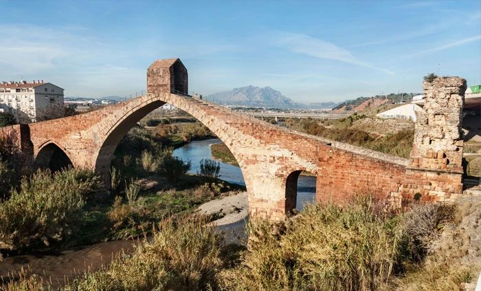 CAMIÓN DE MUDANZAS LA SEDA EN CASTELLBISBAL, ENTRE POLÍGONOS DEL VALLÈS OCCIDENTAL JUNTO AL LLOBREGAT