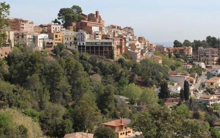 EQUIPO DE MUDANZAS LA SEDA CARGANDO MUEBLES EN UNA URBANIZACIÓN DE CORBERA DE LLOBREGAT CON CAMIÓN MARCADO