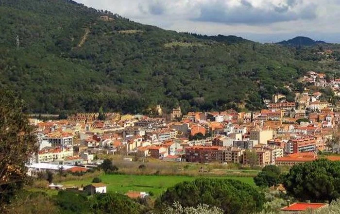 EQUIPO DE MUDANZAS LA SEDA CARGANDO MUEBLES EN UNA CALLE DE LA GARRIGA CON CAMIÓN MARCADO