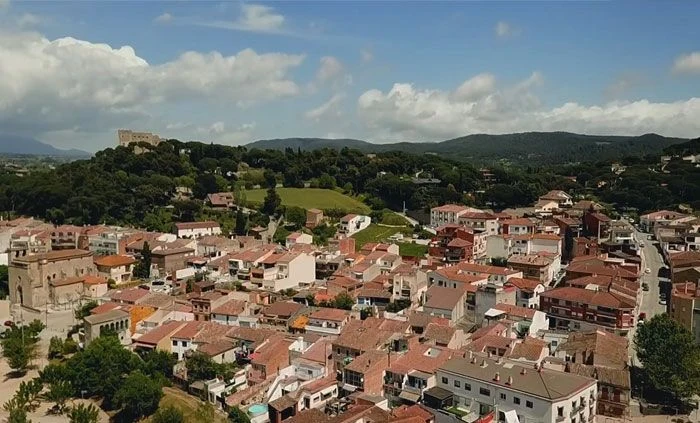 OPERARIS DE MUDANCES LA SEDA CARREGANT MOBLES EN UN CARRER DE LA ROCA DEL VALLÈS AMB CAMIÓ RETOLAT
