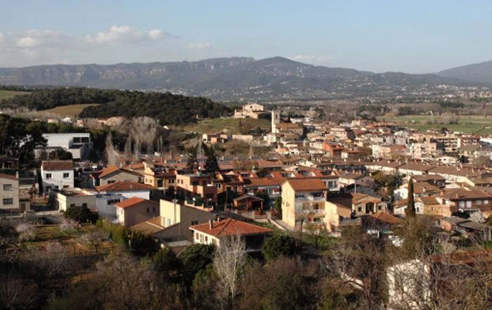 CAMIÓN DE MUDANZAS LA SEDA ACCEDIENDO A UNA URBANIZACIÓN DE CASAS UNIFAMILIARES EN LLIÇÀ D'AMUNT