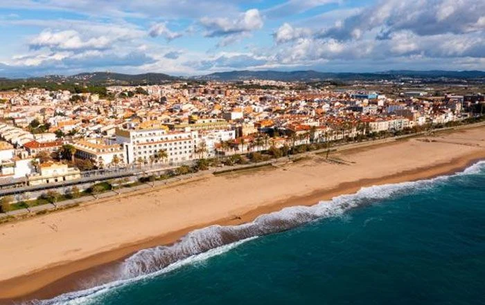 EQUIPO DE MUDANZAS LA SEDA CARGANDO MUEBLES EN UNA CALLE DE MALGRAT DE MAR CON CAMIÓN MARCADO