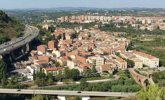 OPERARIOS DE MUDANZAS LA SEDA CARGANDO MUEBLES EN UNA CALLE DE MARTORELL CON CAMIÓN ROTULADO