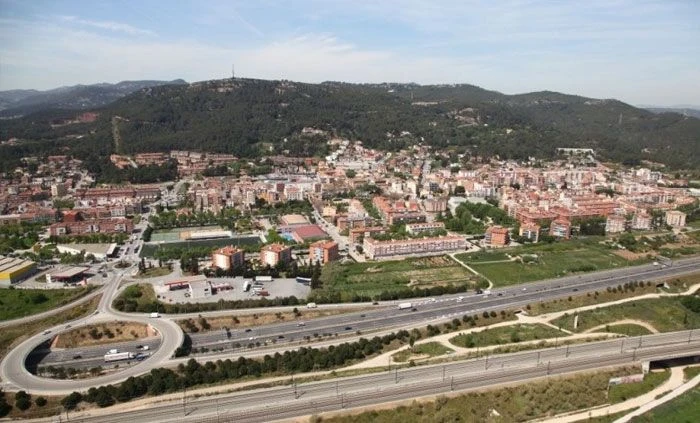 EQUIPO DE MUDANZAS LA SEDA CARGANDO MUEBLES EN UNA CALLE DE PALLEJÀ CON CAMIÓN MARCADO
