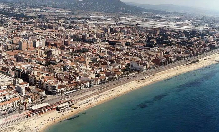 EQUIPO DE MUDANZAS LA SEDA CARGANDO MUEBLES EN UNA CALLE DE PREMIÀ DE MAR CON CAMIÓN MARCADO