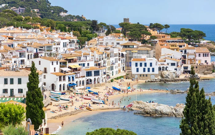 FURGÓN DE MUDANZAS LA SEDA EN UNA CALLE ESTRECHA DEL PUEBLO PESQUERO DE CALELLA DE PALAFRUGELL, COSTA BRAVA