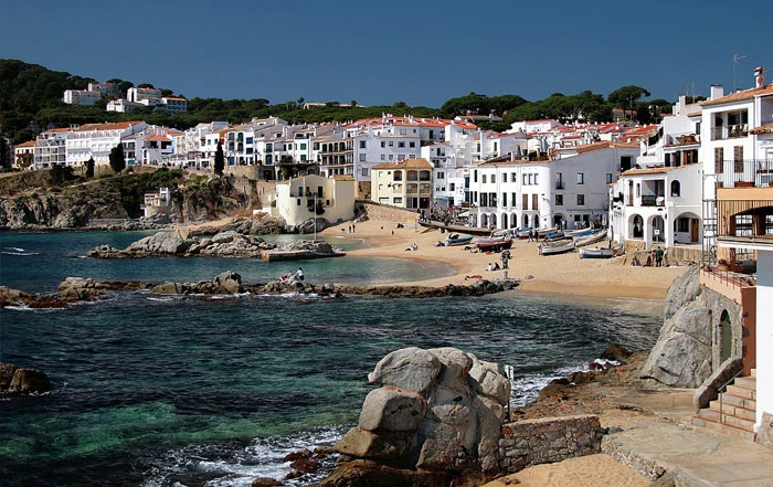CAMIÓN DE MUDANZAS LA SEDA EN CALELLA, CAPITAL TURÍSTICA DEL MARESME, CON EL FAR AL FONDO