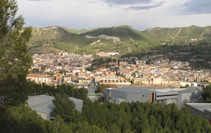 EQUIPO DE MUDANZAS LA SEDA CARGANDO MUEBLES EN UNA CALLE DE SANT VICENÇ DE CASTELLET CON CAMIÓN MARCADO