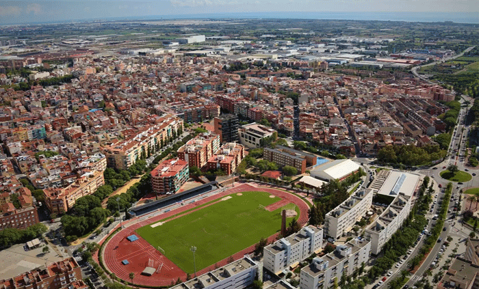 EQUIPO DE MUDANZAS LA SEDA CARGANDO MUEBLES EN UNA CALLE DE GAVÀ CON CAMIÓN MARCADO