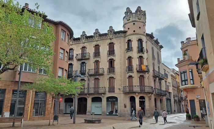 EQUIPO DE MUDANZAS LA SEDA CARGANDO MUEBLES EN UNA CALLE DE IGUALADA CON CAMIÓN MARCADO