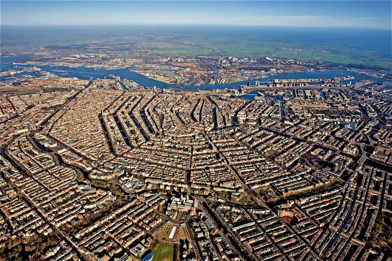 MUDANZAS A ÁMSTERDAM DESDE BARCELONA: CASAS-CANAL, GRÚA DE FACHADA Y ANILLO DE GRACHTEN