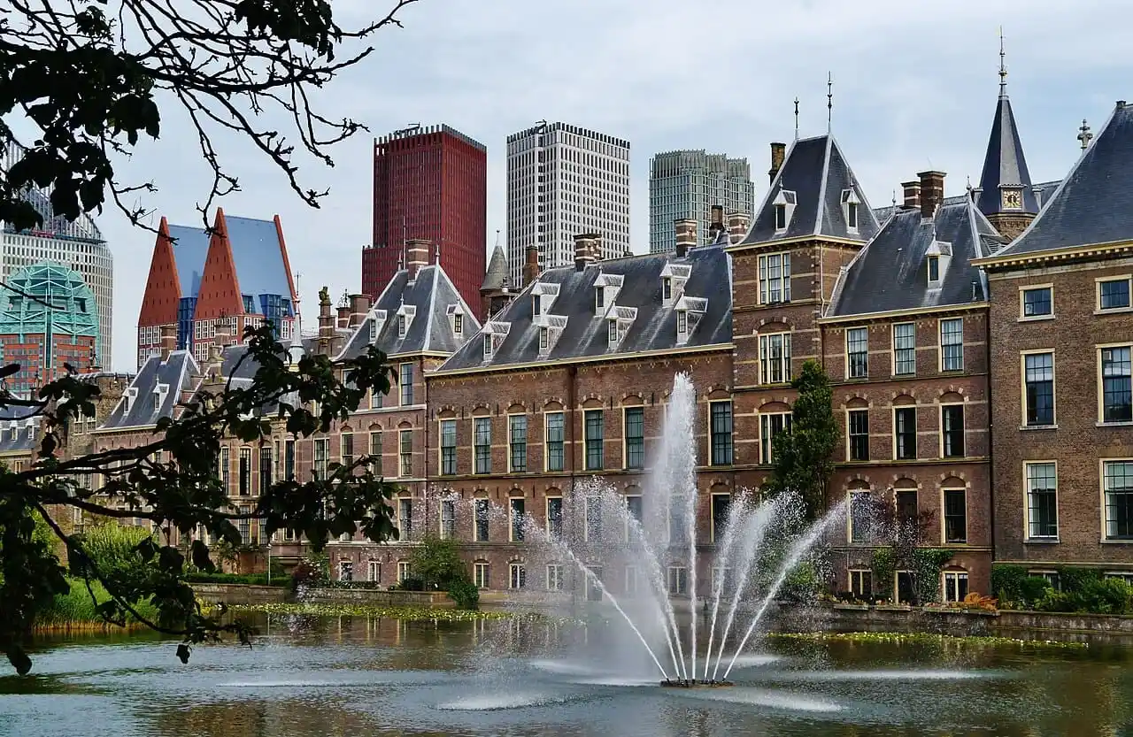 MUDANZAS A LA HAYA DESDE BARCELONA: PALACIO DE LA PAZ, BINNENHOF Y LA COSTA DE SCHEVENINGEN