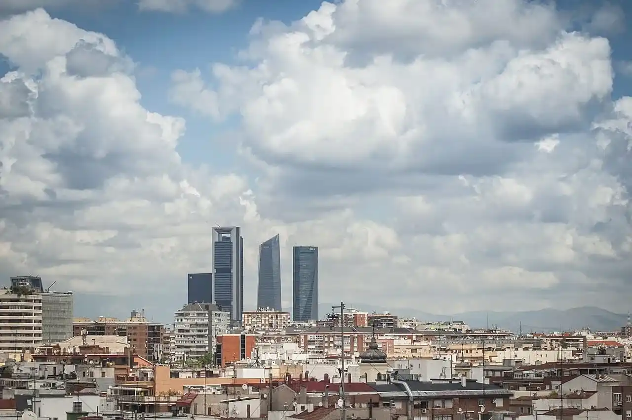 EMPRESA DE MUDANZAS A MADRID DESDE BARCELONA: CAMIÓN DE LA SEDA CARGANDO EN GRAN VIA DE LES CORTS CATALANES