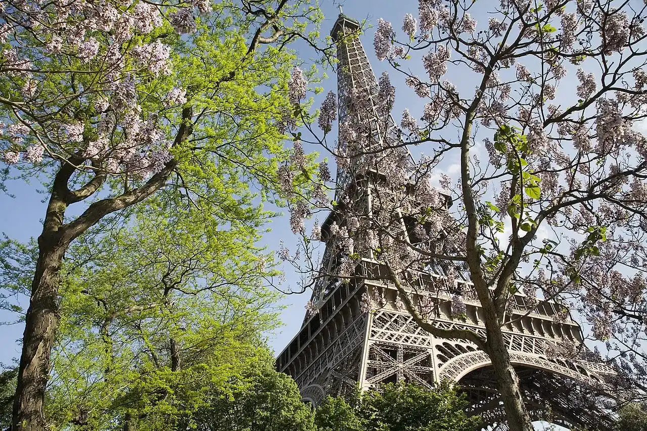 MUDANZAS A PARÍS DESDE BARCELONA: EDIFICIOS HAUSSMANN, MONTE-MEUBLES Y LA CRIT'AIR
