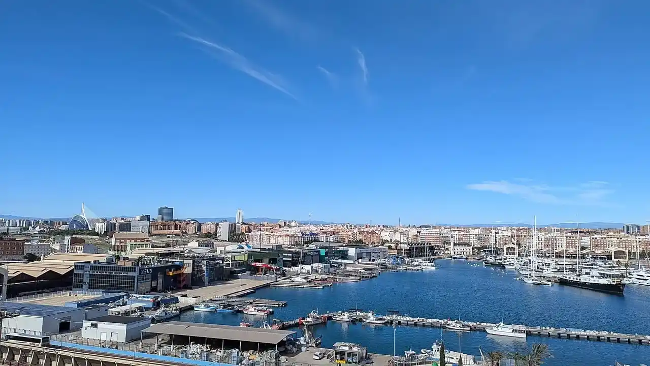 EMPRESA DE MUDANZAS A VALENCIA DESDE BARCELONA: CAMIÓN DE LA SEDA EN LA AP-7 RUMBO AL TÚRIA