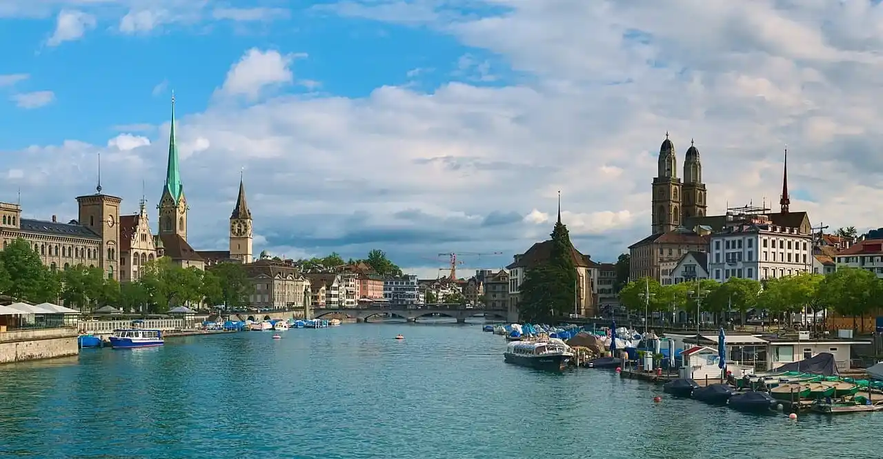 MUDANZAS A ZÚRICH DESDE BARCELONA: LAGO DE ZÚRICH, CASCO ANTIGUO Y CIUDAD FINANCIERA