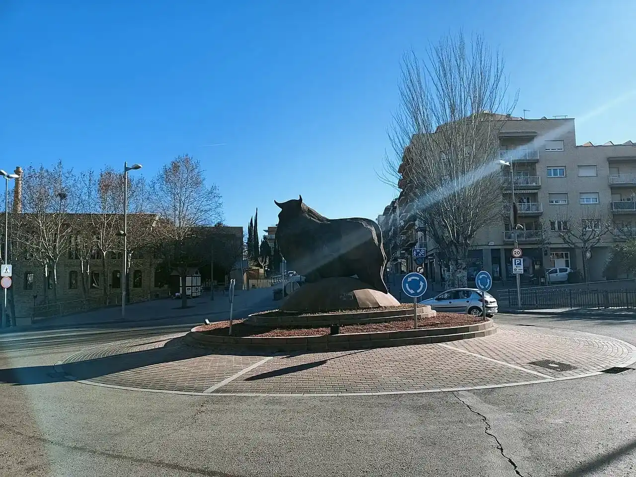 CAMIÓ DE LA SEDA CARREGANT MOBLES EN UN CARRER DE SANTA MARGARIDA DE MONTBUI