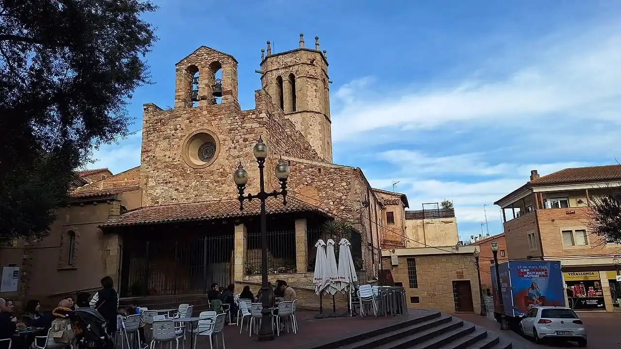 OPERARIS DE LA SEDA CARREGANT UN CAMIÓ DE MUDANCES A SANTA PERPÈTUA DE MOGODA, VALLÈS OCCIDENTAL