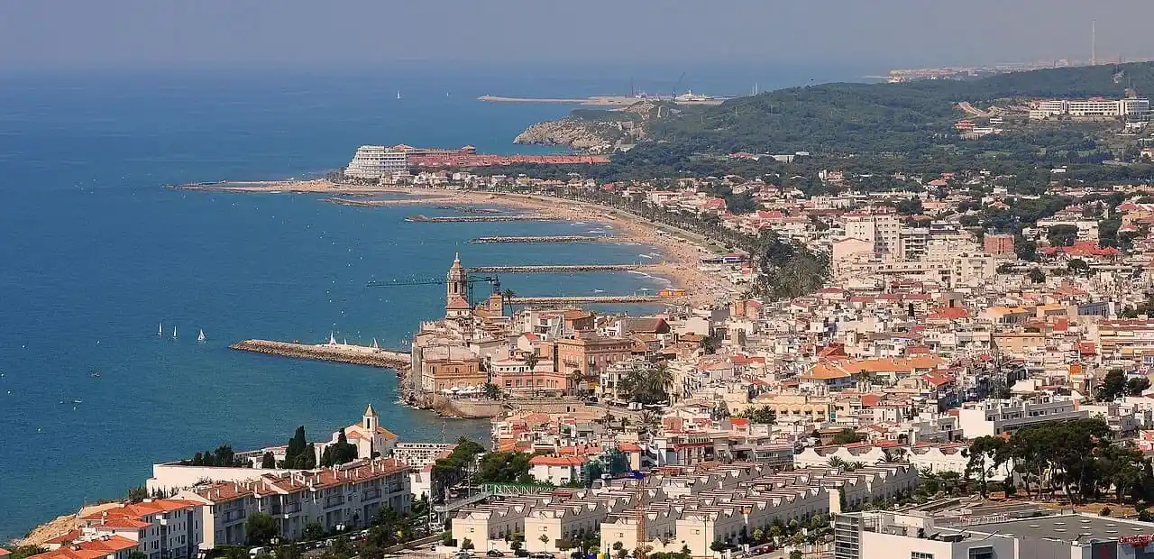OPERARIOS DE LA SEDA CARGANDO UN CAMIÓN DE MUDANZAS EN UNA CALLE DEL NUCLI ANTIC DE SITGES