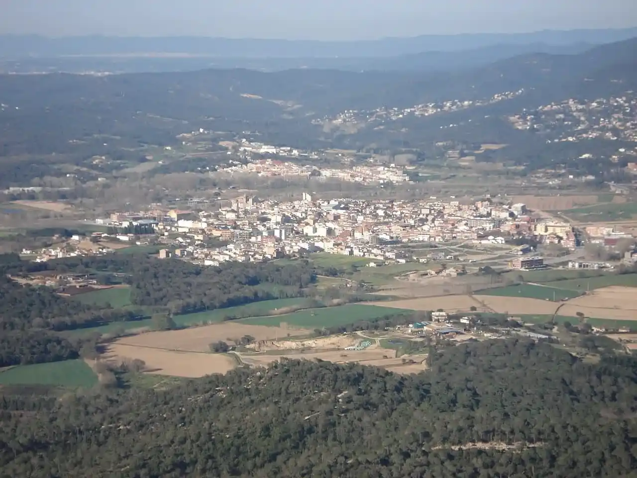 OPERARIOS DE LA SEDA CARGANDO UN CAMIÓN DE MUDANZAS EN UNA CALLE DE TORDERA, ALT MARESME