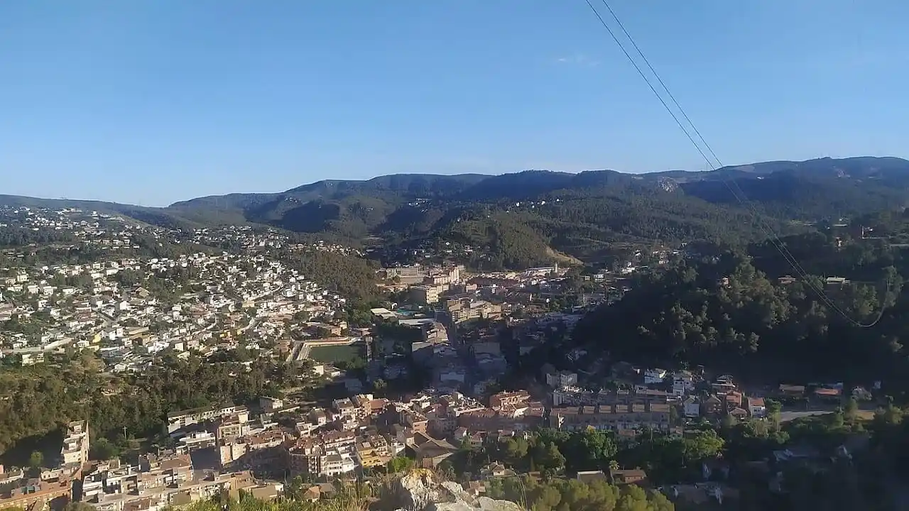OPERARIOS DE LA SEDA TRASLADANDO MUEBLES A UNA VIVIENDA DE UNA URBANIZACIÓN DE VALLIRANA