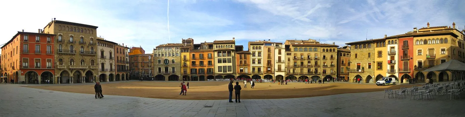 OPERARIOS DE LA SEDA CARGANDO UN CAMIÓN DE MUDANZAS EN UNA CALLE DE VIC, OSONA