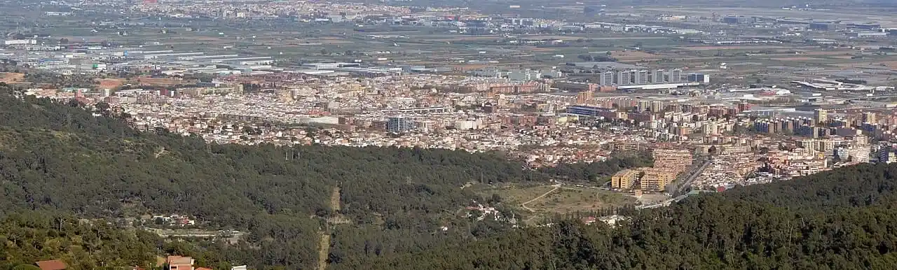 OPERARIOS DE LA SEDA CARGANDO MUEBLES EN UNA CALLE DE VILADECANS JUNTO AL CAMIÓN DE LA EMPRESA