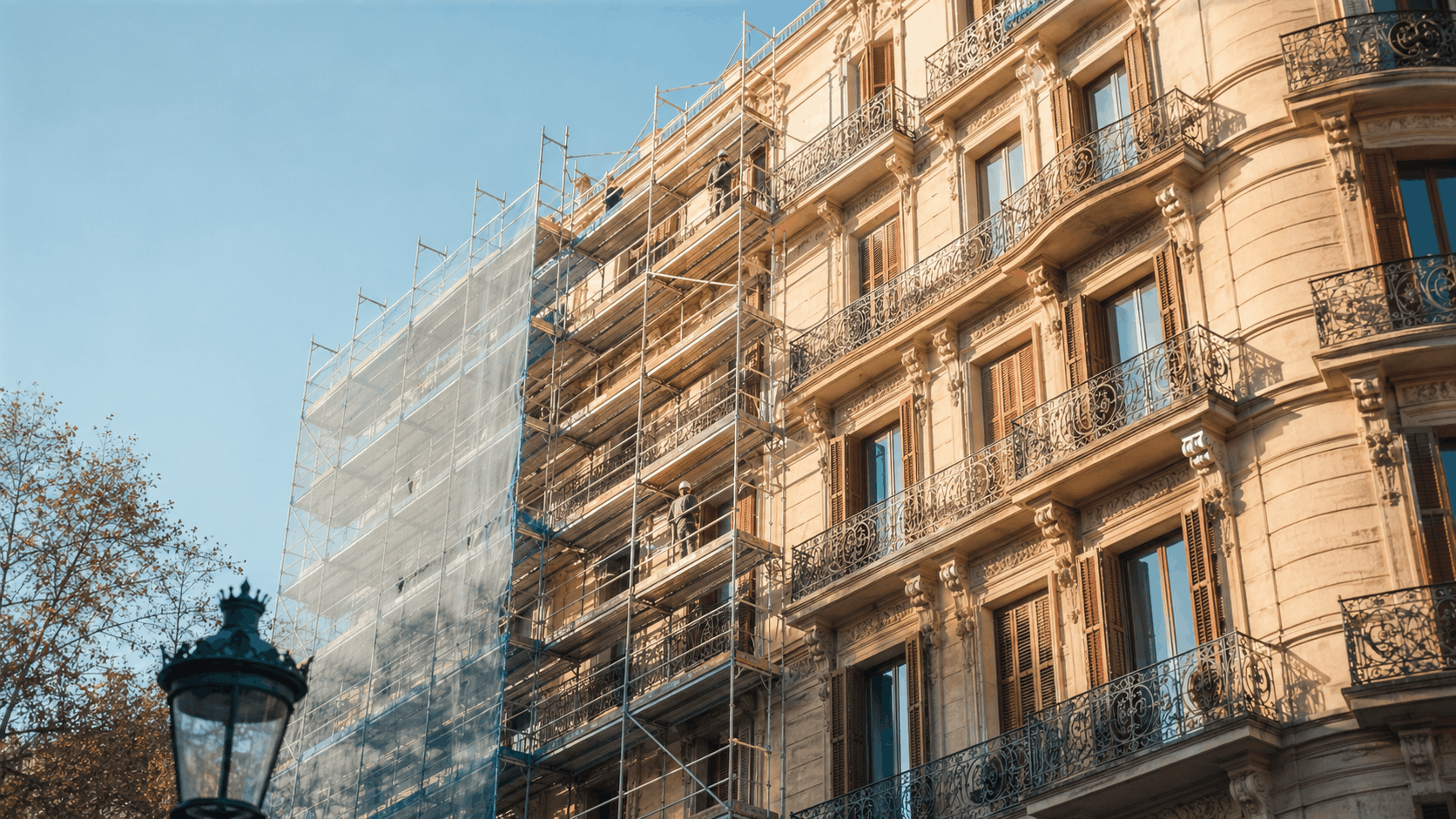REHABILITACIÓN DE FACHADA CON ANDAMIOS EN UN EDIFICIO DEL EIXAMPLE DE BARCELONA